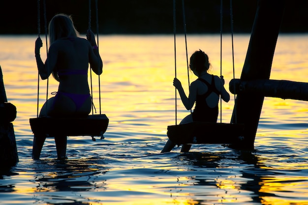 Les gens font de la balançoire dans l'eau le soir. loisirs sportifs d'été