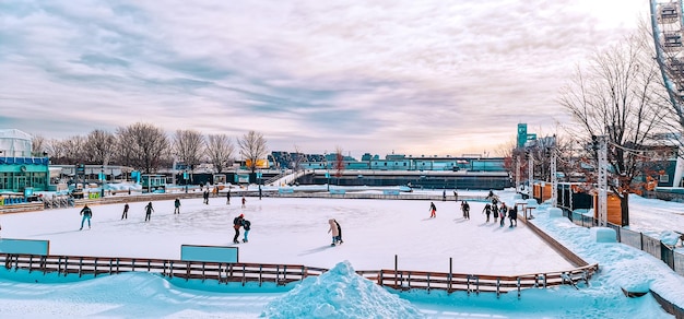 les gens font du patin à glace sur un lac gelé