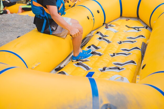 Les gens font du rafting dans l'espace de copie de la rivière de montagne