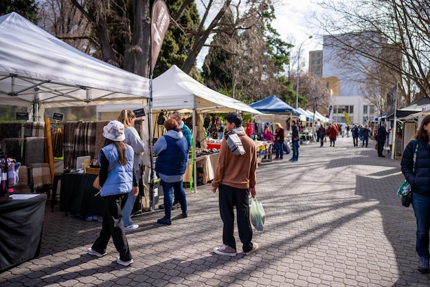 les gens font du shopping dans un marché de week-end dans une ville en Australie