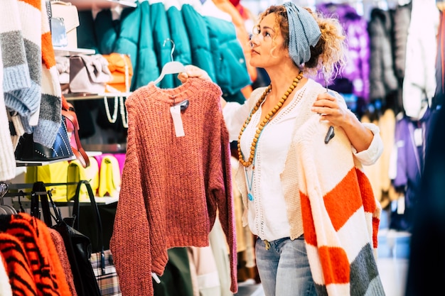 Les gens font leurs courses au magasin de vêtements dans le centre commercial