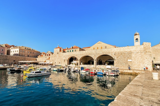 Les gens à la forteresse de Dubrovnik et les navires dans le port de la mer Adriatique, Croatie