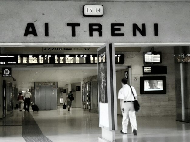 Photo des gens à la gare.