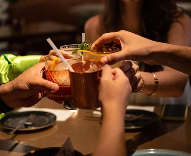 Les gens grillent des boissons dans un restaurant