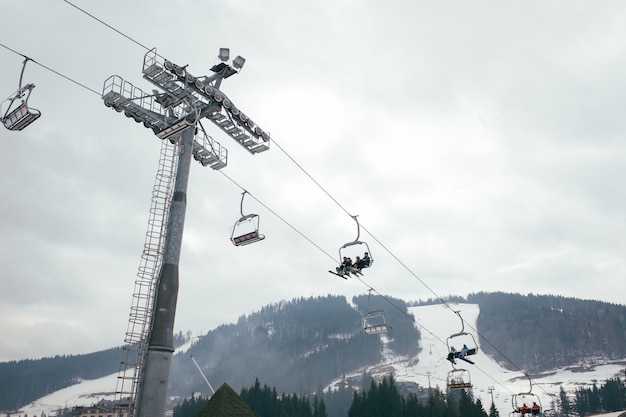 Les gens grimpent la montagne à l'ascenseur