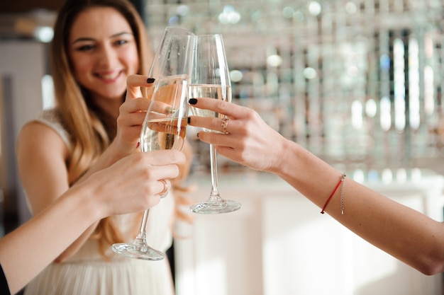 Gens de groupe avec champagne dansant à la fête