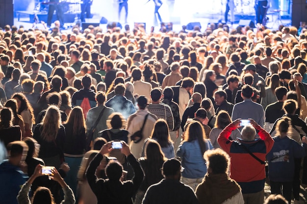 Photo des gens heureux appréciant la performance d'un groupe populaire.