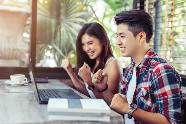 Gens heureux asiatiques étudier ensemble dans un espace de co-travail