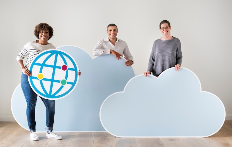 Photo des gens heureux avec des icônes de nuage et de la technologie