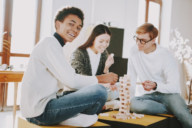 Des gens heureux jouent au jeu à la maison