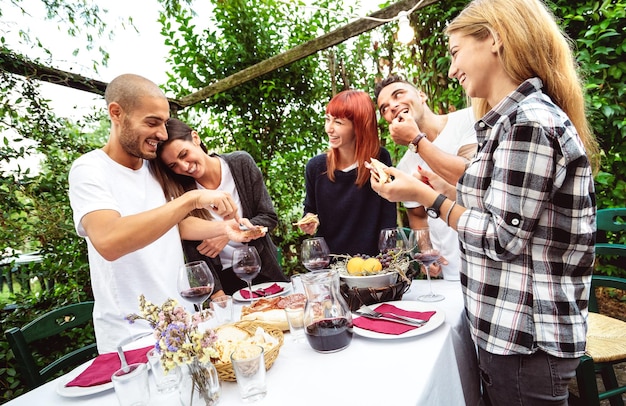 Des gens heureux s'amusant à manger de la nourriture au restaurant garden fest