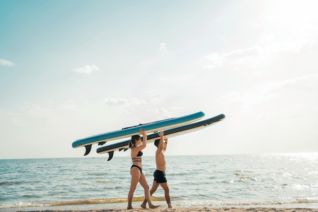 Les gens homme et femme ride water sport sup board Vue sur la mer horizon