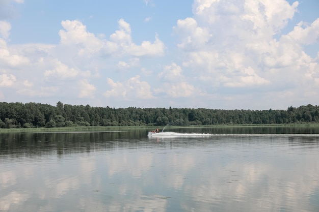 Les gens sur un jet ski sur le lac pendant l'été chaud