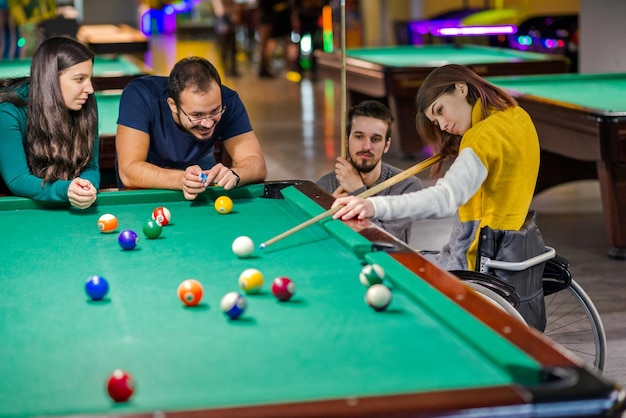 Des gens jouant au ballon sur la table.