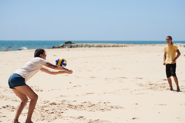Gens jouant au volleyball de plage