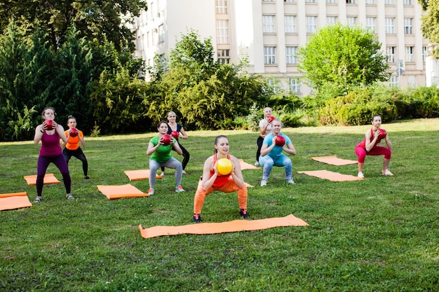 Des gens jouant dans le parc.