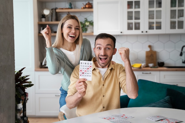 Photo les gens jouent au bingo ensemble