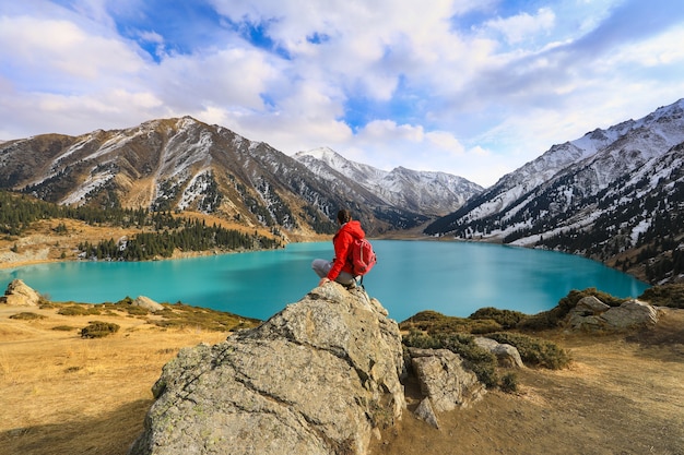 Les gens sur un lac de montagneBig Almaty Lake Kazakhstan Almaty