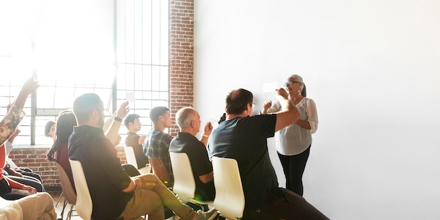 Les gens lèvent la main lors d'un séminaire