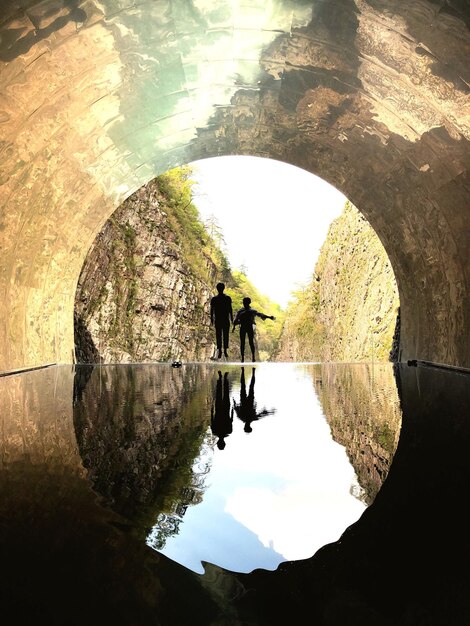 Photo des gens lévitant au-dessus de l'étang dans un tunnel