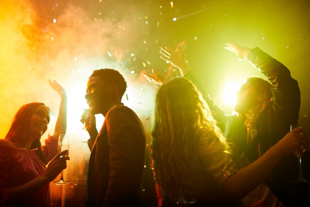 Des gens libres et heureux se séparent en boîte de nuit