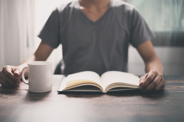 Les gens lisent des livres pour augmenter leur capacité de connaissance