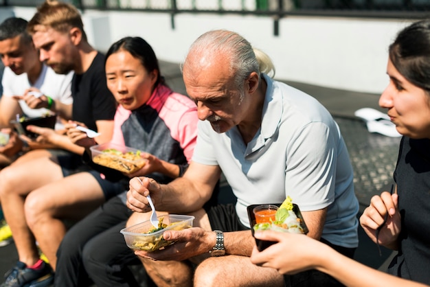 Les gens mangent des aliments sains