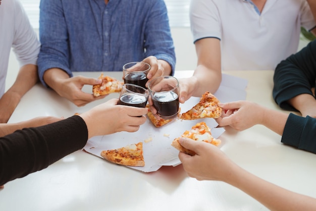 Les Gens Mangent De La Restauration Rapide. Mains D'amis Prenant Des Tranches De Pizza