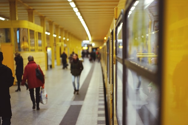 Photo gens marchant dans le métro