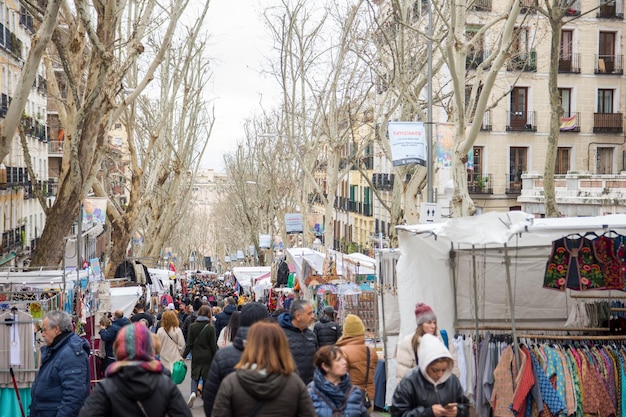 Les gens à un marché aux puces Style de vie durable Épargne et recyclage