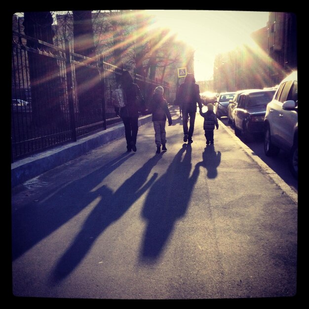 Photo les gens marchent dans la rue de la ville