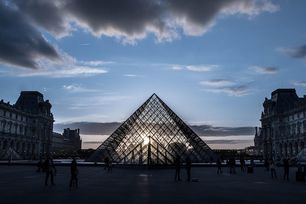 Photo les gens marchent dans la ville contre le ciel