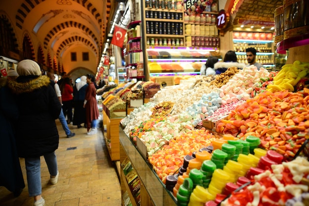 Les gens marchent et font du shopping à l'intérieur du bazar aux épices (Misir Carsisi), l'un des plus grands bazars.