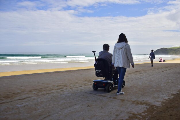 Les gens marchent le long de la plage Le Chemin du Nord de Saint-Jacques