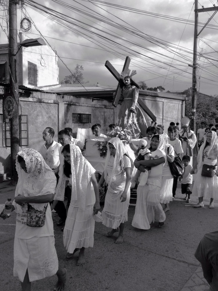 Photo des gens marchent sur la route dans une cérémonie religieuse