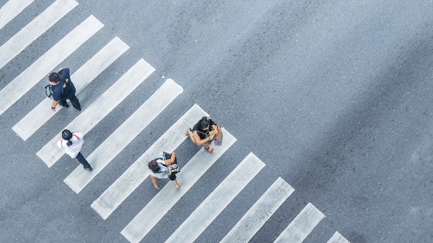 les gens marchent sur la rue piétonne dans la rue de la ville