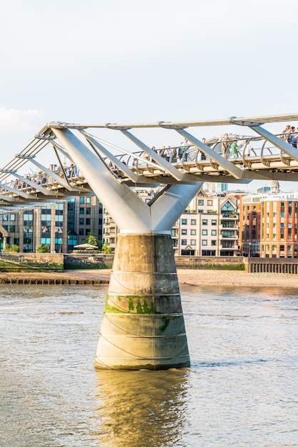 Les gens marchent à travers le pont du Millénaire