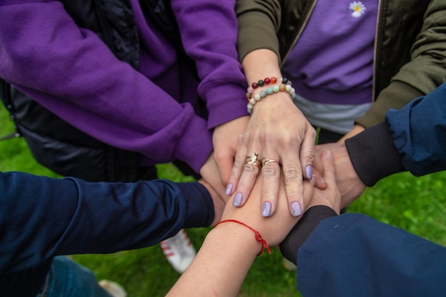 Les gens mettent leurs mains ensemble Mise au point sélective