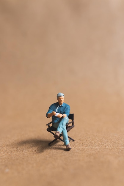 Photo des gens en miniature buvant du café chaud et de l'espace pour le texte concept de la journée internationale du café