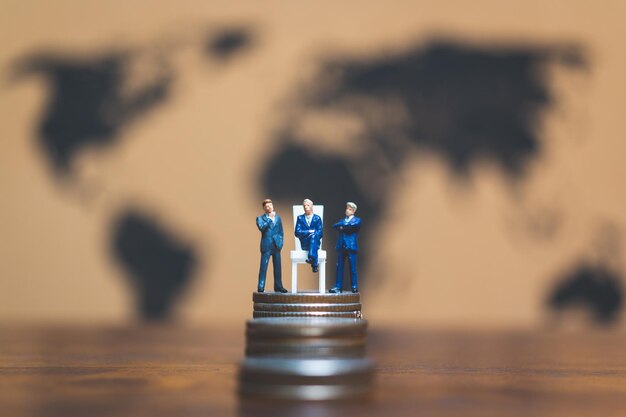 Photo les gens en miniature l'homme d'affaires sur la pile de pièces d'argent et le concept de réussite commerciale financière