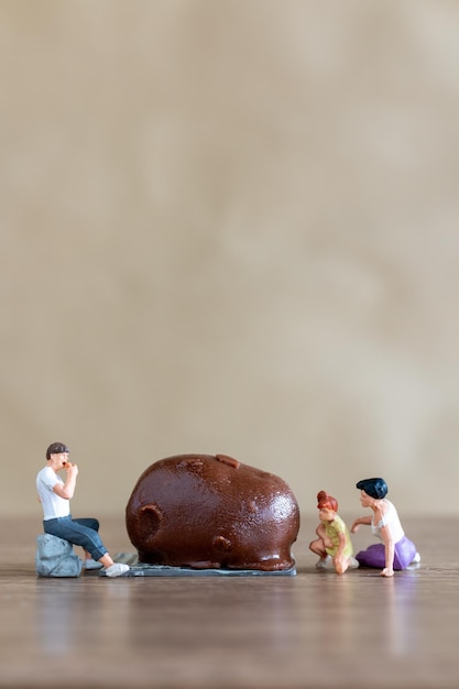 Gens miniatures Famille heureuse appréciant le chocolat