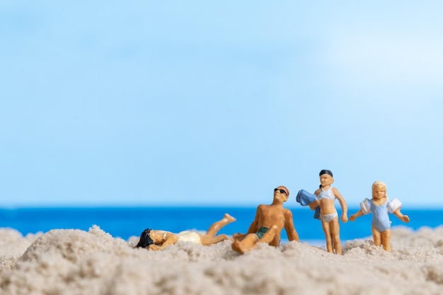 Gens miniatures Héhé se détendre sur la plage