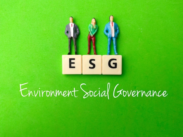Gens miniatures avec les mots concept ESG de gouvernance sociale environnementale