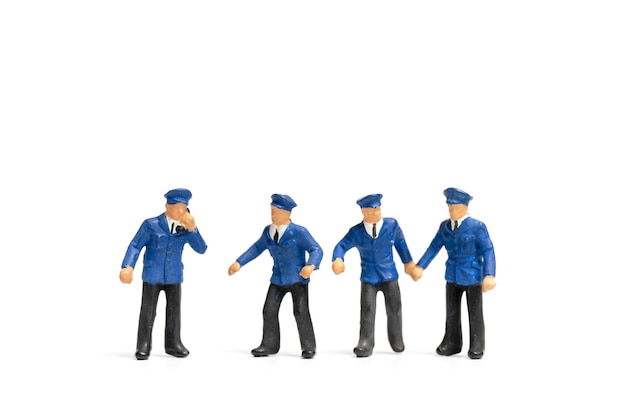 Gens miniatures: policier debout sur fond blanc