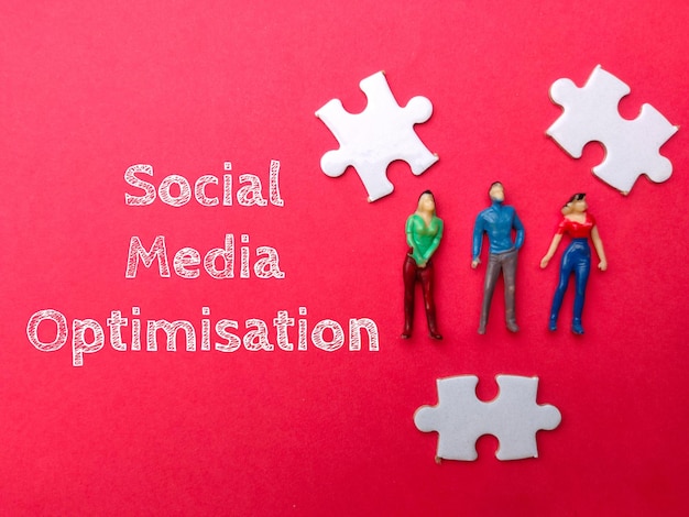 Gens miniatures avec word Social Media Optimization sur fond rouge Concept d'entreprise