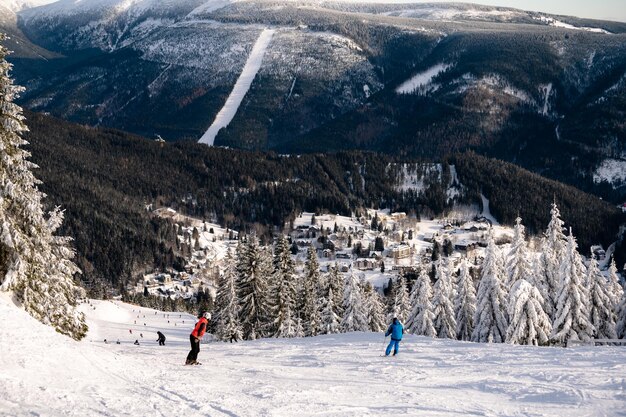 Les gens sur la montagne dans la station de ski tchèque Spindleruv Mlyn République tchèque