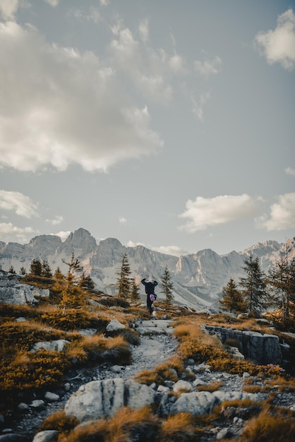 Des gens sur une montagne enneigée contre le ciel