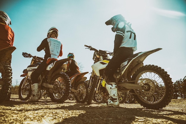 Photo des gens à moto contre le ciel.