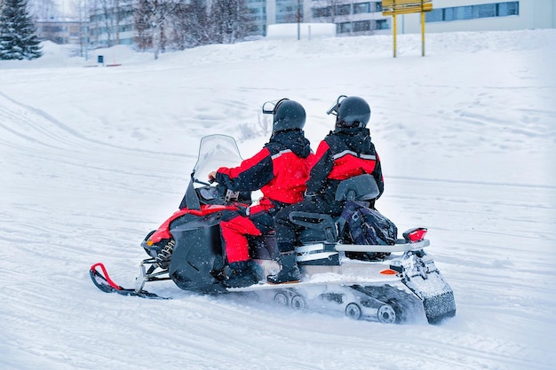 Gens en motoneige et hiver Finlande, Laponie à Noël. Activité sportive extrême et loisirs en saison froide.