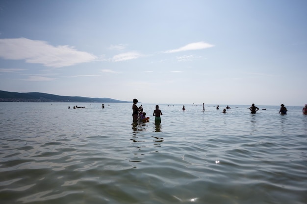 les gens nagent dans la mer